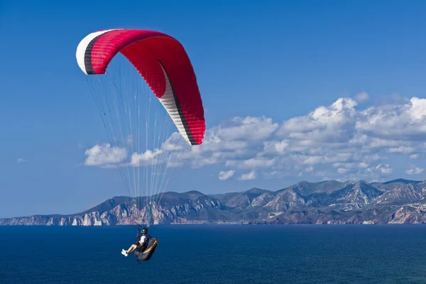 Paragliding i blå mulen himmel — Stockfoto