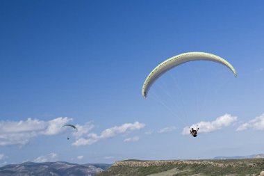 Yamaç paraşütü mavi bulutlu gökyüzü 