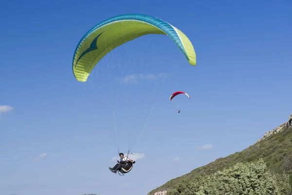 Paragliding i blå mulen himmel — Stockfoto