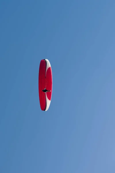 Gleitschirmfliegen in blauem bewölkten Himmel — Stockfoto