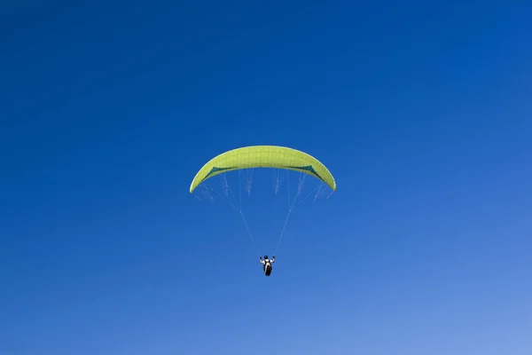 Skärmflygning i blå himmel — Stockfoto
