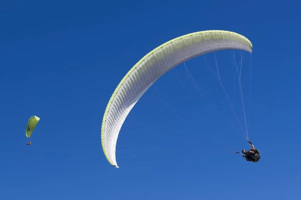 Skärmflygning i blå himmel — Stockfoto