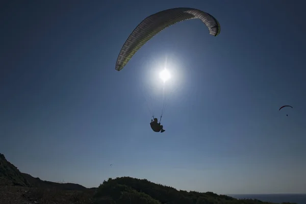 在多云的蓝天下滑翔伞 — 图库照片