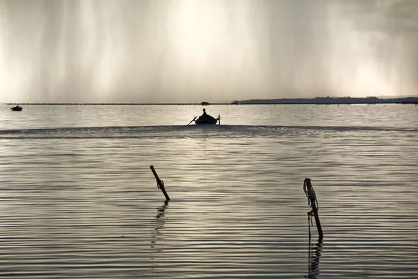 Ψαράδες σκάφος ηλιοβασίλεμα στη λιμνοθάλασσα — Φωτογραφία Αρχείου