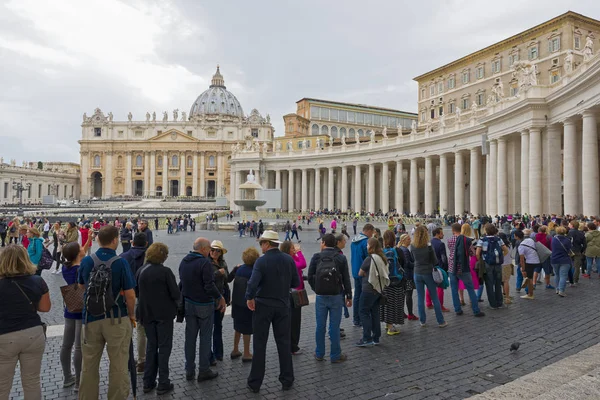Ciudad del Vaticano, peregrinación bajo la lluvia . — Foto de Stock
