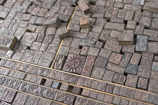 Hareketli baskı karakterler