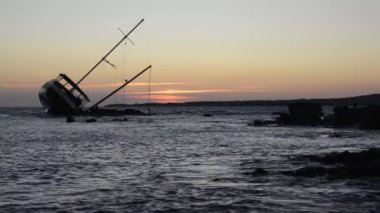 Buzlu telli yelkenli gemi