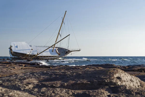 Sailing ship stranded on the rocks — Stock Photo, Image