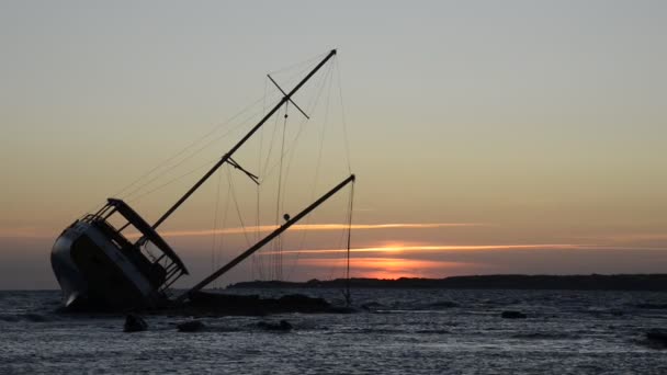 Navio à vela encalhado nas rochas — Vídeo de Stock