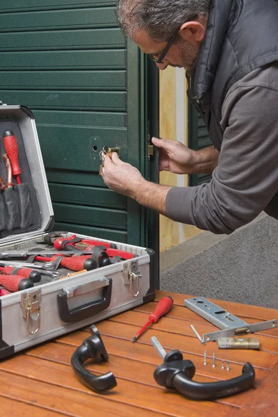 Locksmith repair the lock