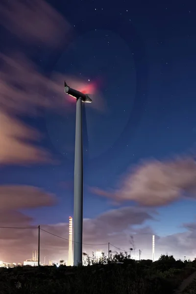 Molino de viento en la noche y cielo nublado — Foto de Stock