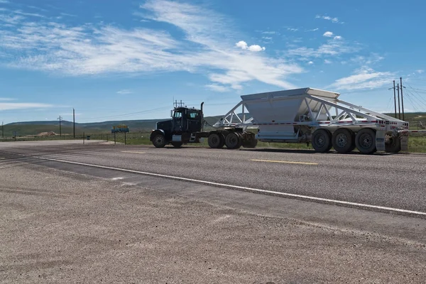 Kamionem na silnici Vítejte Utah. — Stock fotografie