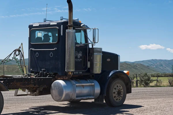 Camion op de welkomstpagina van de weg naar Utah. — Stockfoto