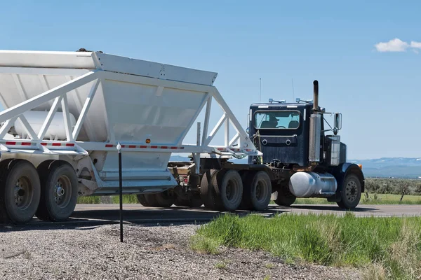 Camion na drodze Zapraszamy do Utah. — Zdjęcie stockowe