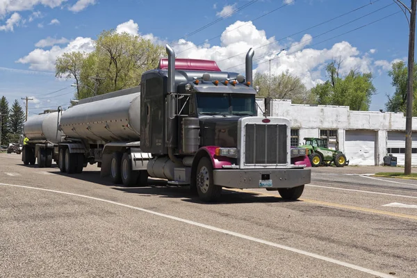 Vrachtwagen met aanhanger Tank passeert a Small Town — Stockfoto