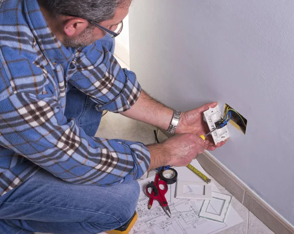 Elektriker im Elektrowerk. — Stockfoto