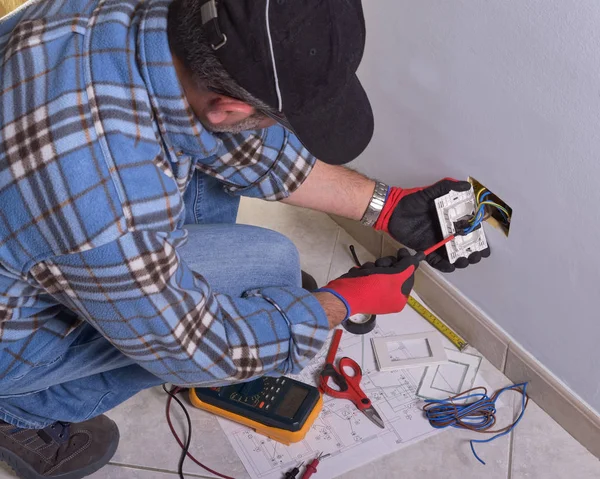 Elektriker im Elektrowerk. — Stockfoto