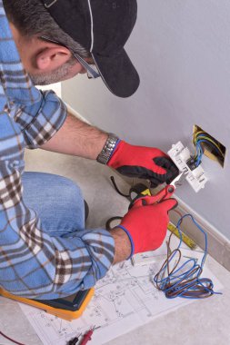 Elektrikçi elektrik tesisinde çalışma.