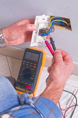 Elektrikçi elektrik tesisinde çalışma.