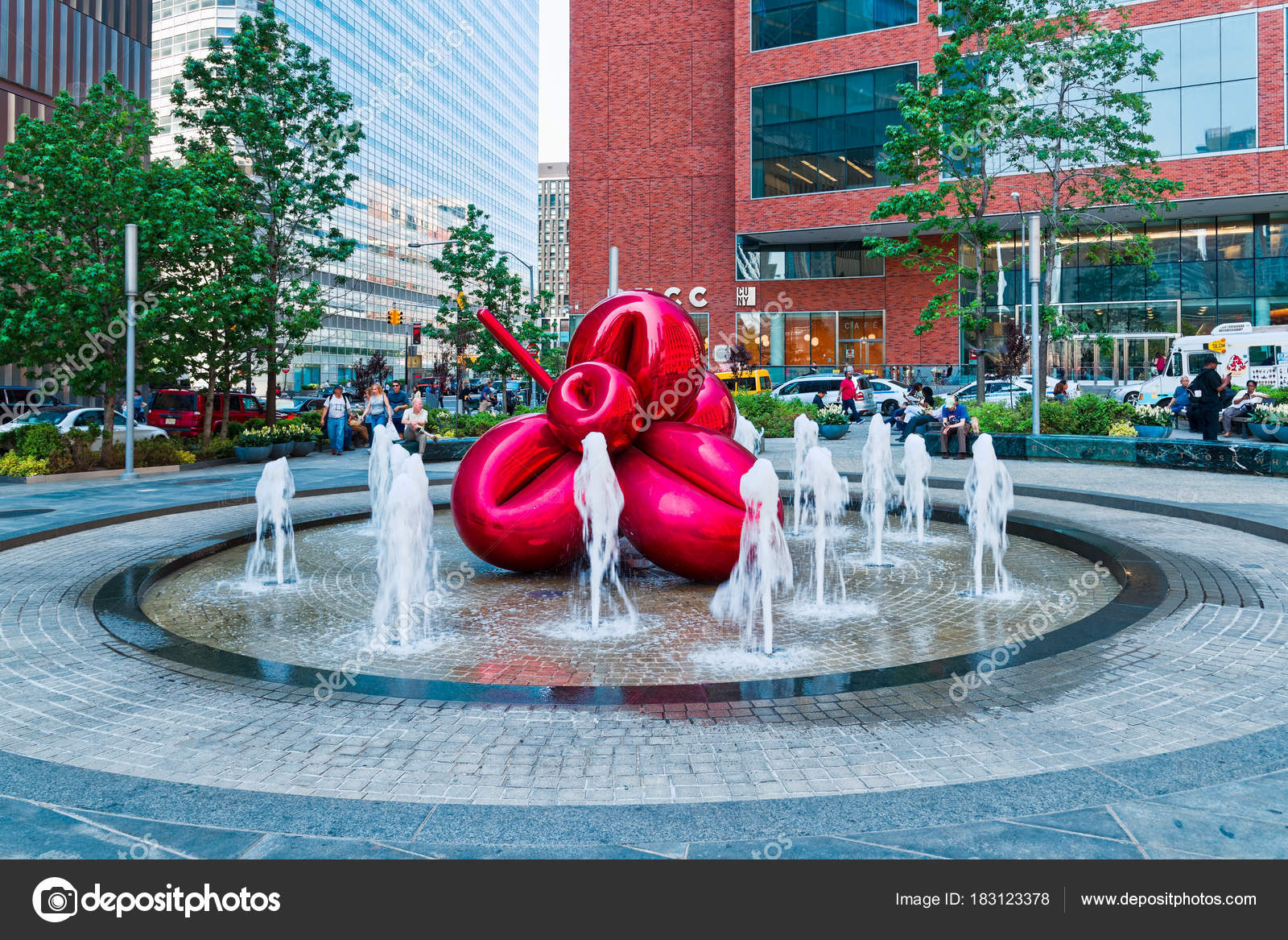 Fleur ballon rouge de Jeff Koons, New York. \u2014 Photo