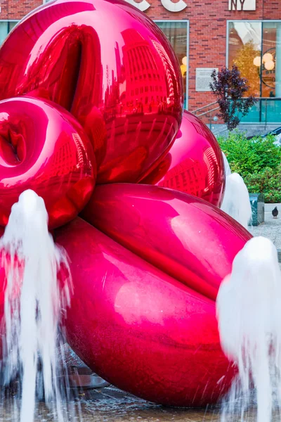 Red Balloon Flower by Jeff Koons, New York. — Stock Photo, Image