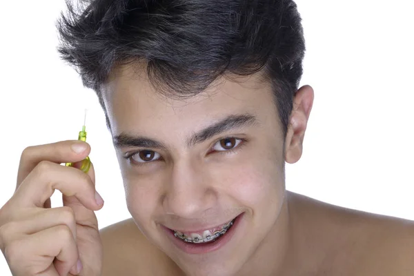 Remaja anak laki-laki mengenakan kawat gigi pada latar belakang putih — Stok Foto