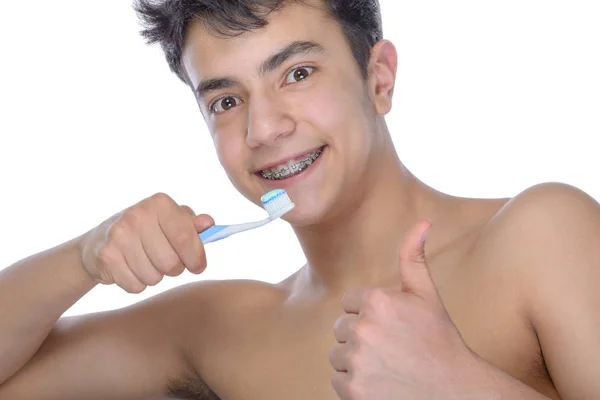 Remaja anak laki-laki mengenakan kawat gigi pada latar belakang putih — Stok Foto