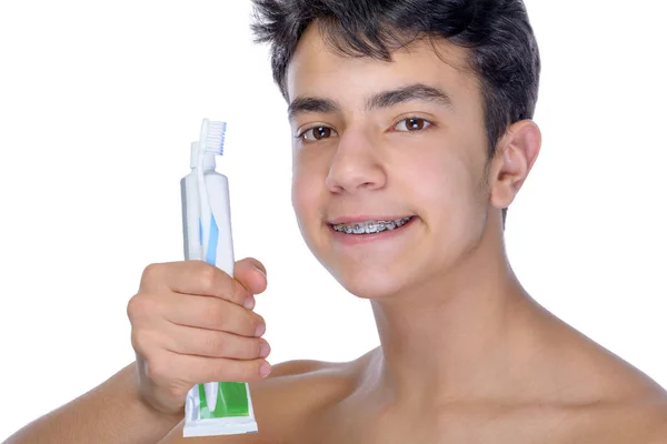 Adolescente menino vestindo aparelho no fundo branco — Fotografia de Stock
