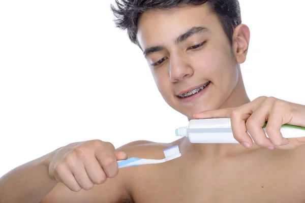 Adolescente chico usando frenos sobre fondo blanco — Foto de Stock