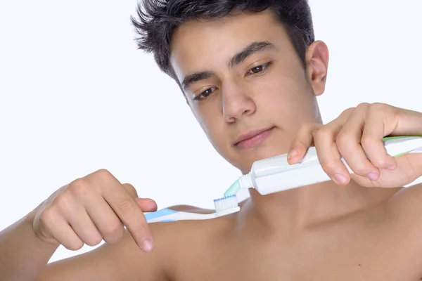 Adolescente chico usando frenos sobre fondo blanco — Foto de Stock