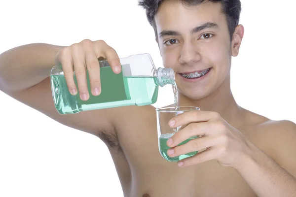 Adolescente chico usando frenos sobre fondo blanco — Foto de Stock