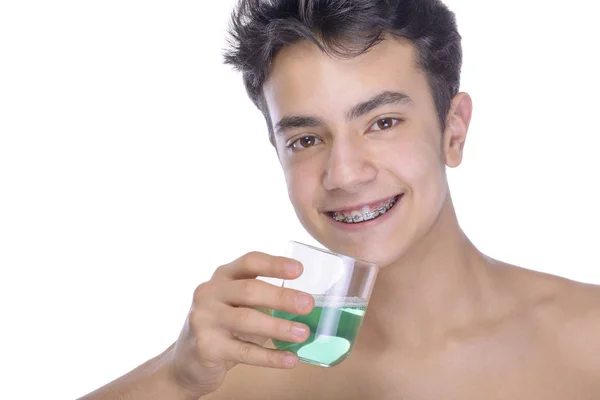 Adolescente chico usando frenos sobre fondo blanco — Foto de Stock