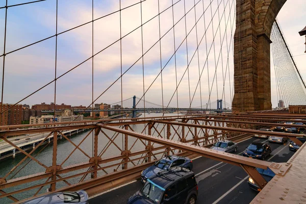 Verkeer, het oversteken van de Brooklyn Bridge in New York City — Stockfoto