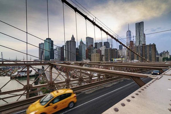 Traffico che attraversa il ponte di Brooklyn a New York — Foto Stock