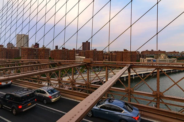 ニューヨークのブルックリン橋を渡る交通 — ストック写真