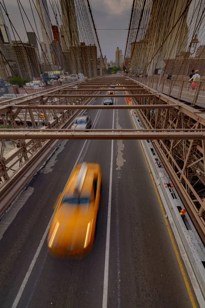 Verkeer, het oversteken van de Brooklyn Bridge in New York City — Stockfoto