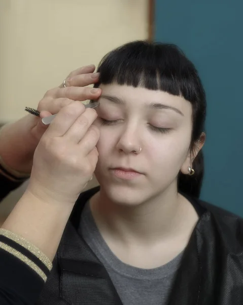 Junge Frau mit Augenbrauenkorrektur — Stockfoto
