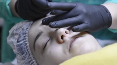 Kaş-kaş dövme kalıcı makyaj uygulamak güzellik uzmanı. iğne cilt video girer