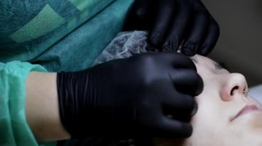 Kaş-kaş dövme kalıcı makyaj uygulamak güzellik uzmanı. iğne cilt video girer