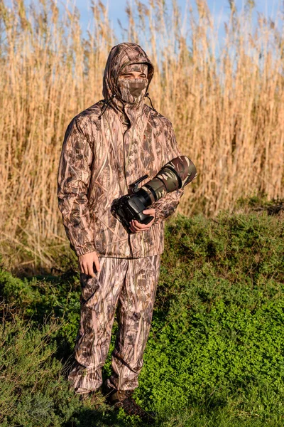 Fotografo naturalistico in azione . Foto Stock Royalty Free