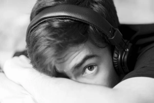 Retrato Joven Adolescente Con Auriculares Fotografía Blanco Negro — Foto de Stock