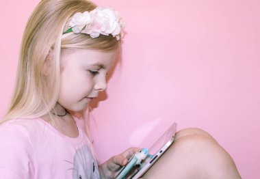 Çevrimiçi aileleri ya da arkadaşlarını ara. Güzel bir kız tabletten video aracılığıyla konuşuyor. Çevrimiçi eğitim yaşam tarzı konsepti. İletişim, mesafe öğrenme, aileyle konuşma..