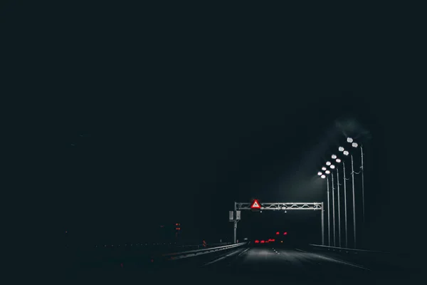 Luces Coche Arco Sobre Carretera Con Farolas Una Frn Negro —  Fotos de Stock