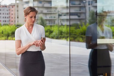 İş kadını bir telefon numarası çeviriyor