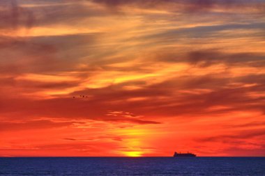 Dramatik gün batımı: lacivert, turuncu ve kırmızı gün batımı