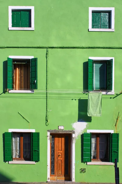 De gevel van een groen gebouw met open ramen — Stockfoto