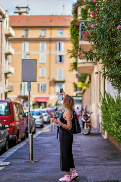 Vrouw die door de stad loopt en foto 's maakt — Stockfoto