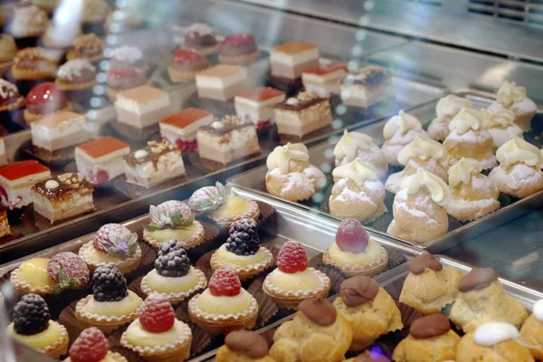 Söta läckra desserter är på disken på marknaden. — Stockfoto