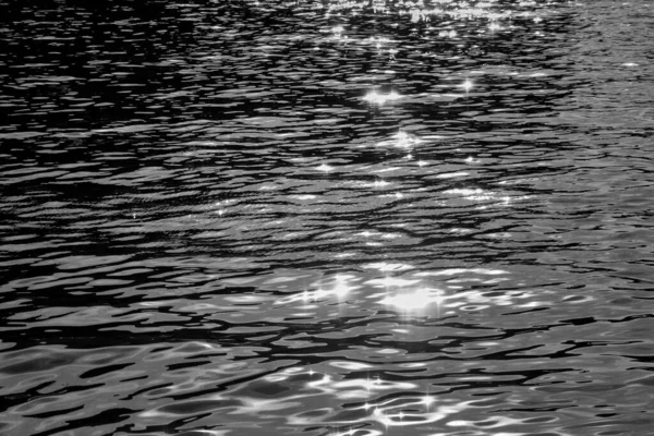Блики на воде — стоковое фото
