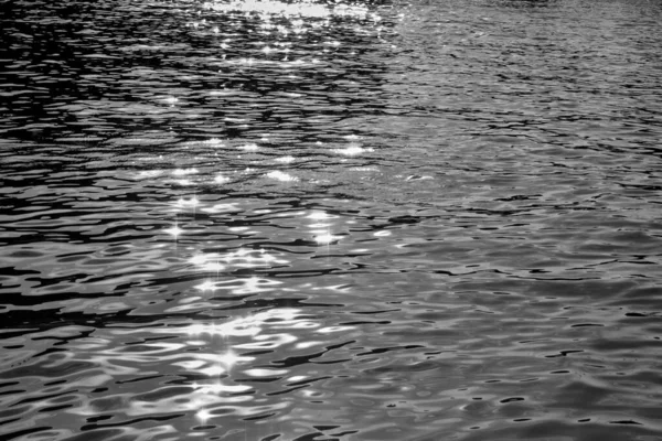 Deslumbramiento de luz en el agua — Foto de Stock